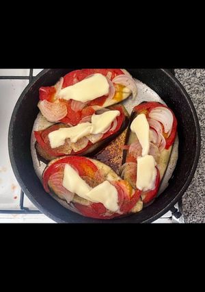 Una foto de Berenjenas a la plancha con tomate y cebolla