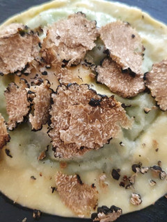 Foto di Raviolo "San Domenico" con tuorlo fondente e tartufo nero estivo