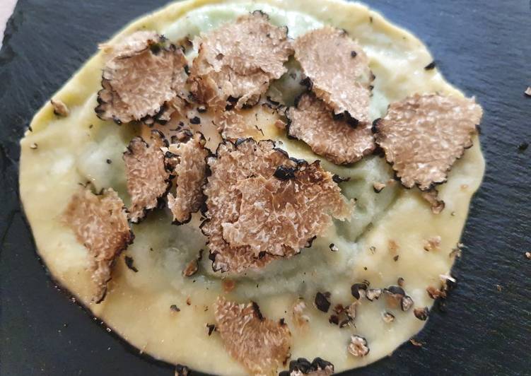 Raviolo "San Domenico" con tuorlo fondente e tartufo nero estivo