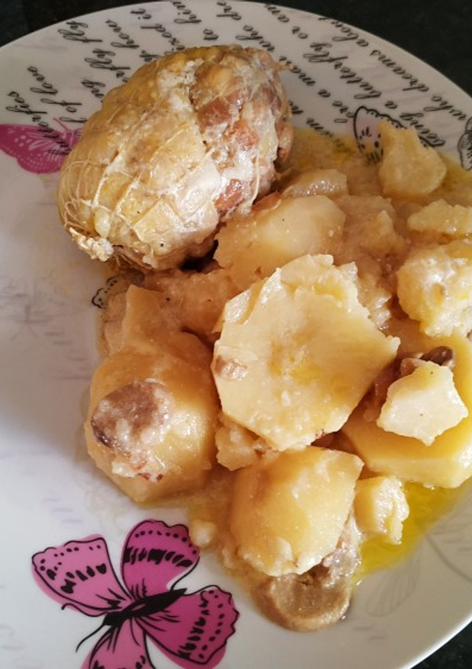 Una foto de Muslitos rellenos de pollo con salsa de champiñones en olla GM