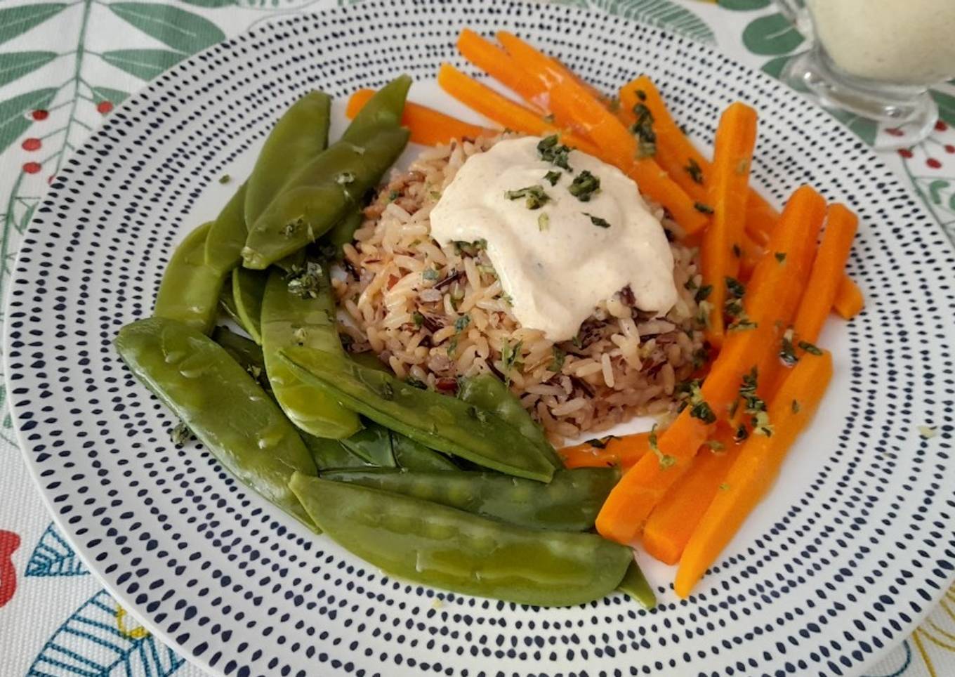 Tirabeques salteados con arroz  y salsa de yogur al curry