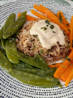 Una foto de Tirabeques salteados con arroz y salsa de yogur al curry