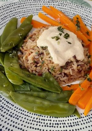 Una foto de Tirabeques salteados con arroz  y salsa de yogur al curry