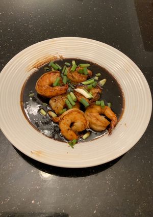 A picture of Honey Sriracha Garlic Shrimp.
