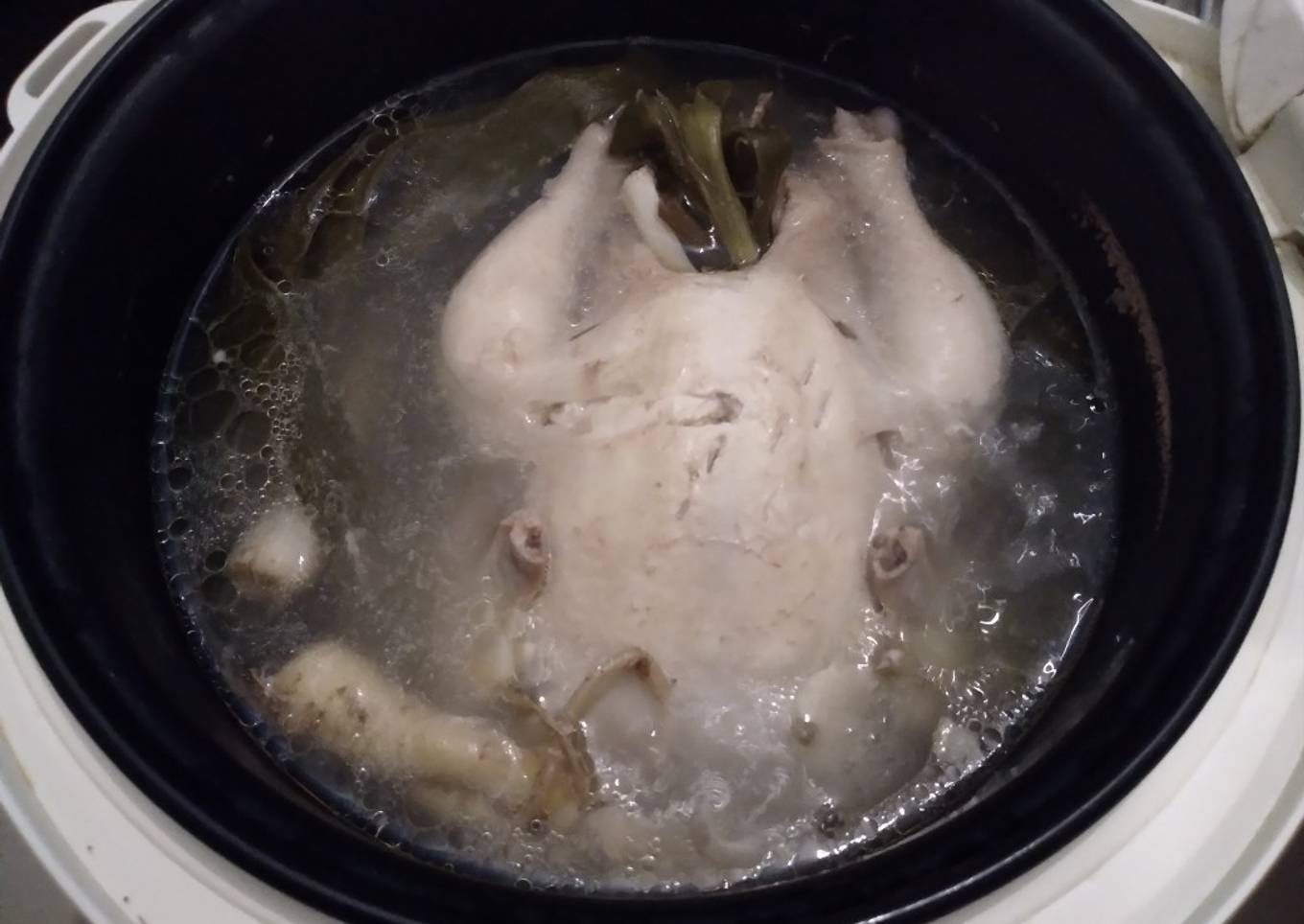 Gingseng Chicken Soup Samgye-tang (삼계탕; 蔘鷄湯)