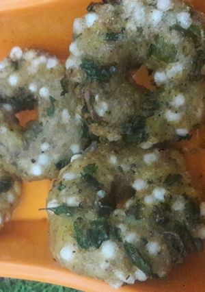 A picture of Sabudana donuts.