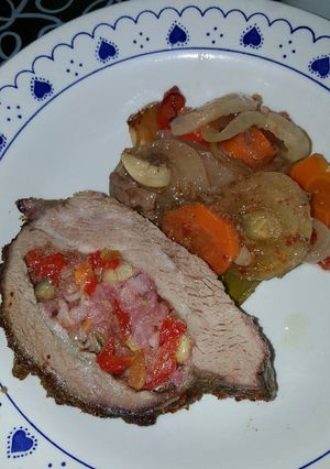 Una foto de Colita de cuadril rellena sobre vegetales