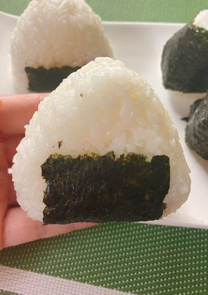 🍙海苔飯糰，讓您月底不吃土～改吃米 安捏。 的食譜成品照片
