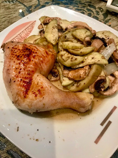 Una foto de Pollo al horno con champiñones y calabacín