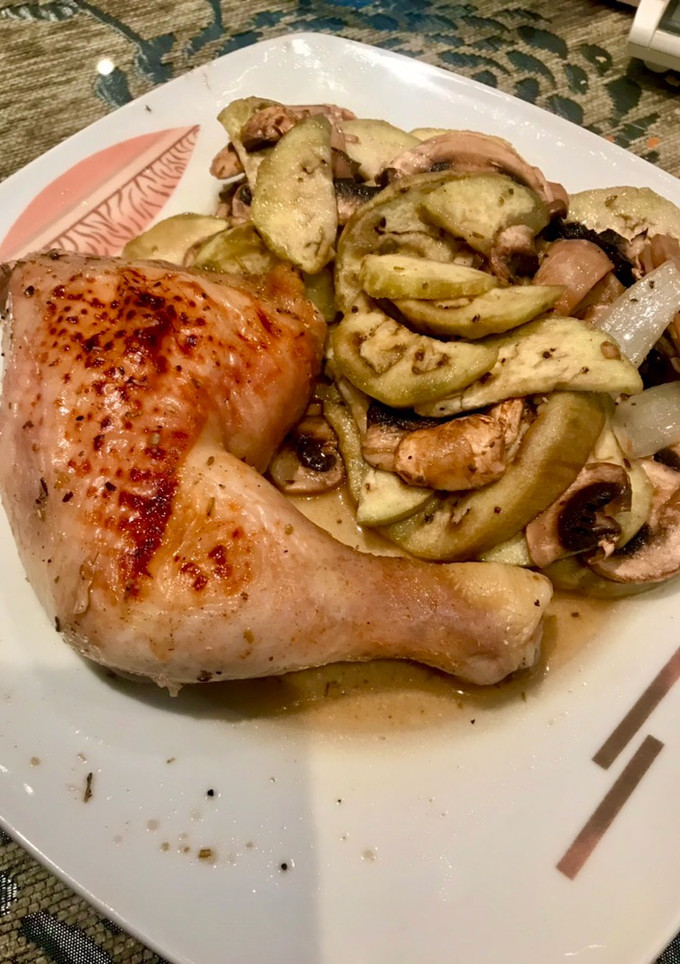 Una foto de Pollo al horno con champiñones y calabacín