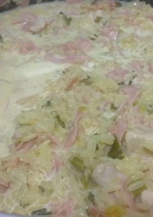 Una foto de Arroz amarillo con pollo y crema