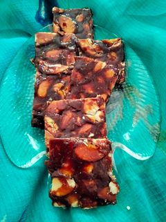 ડ્રાયફ્રૂટ ચીકી (Dryfruit Chiki Recipe In Gujarati) રેસીપી મુખ્ય ફોટો