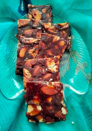 ડ્રાયફ્રૂટ ચીકી (Dryfruit Chiki Recipe In Gujarati) રેસીપી મુખ્ય ફોટો