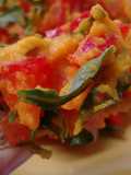 Ensalada de tomate, pimiento rojo, rúcula con mayonesa de zanahoria y Agua de Mar