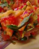 Ensalada de tomate, pimiento rojo, rúcula con mayonesa de zanahoria y Agua de Mar