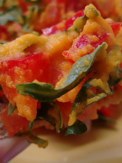 Una foto de Ensalada de tomate, pimiento rojo, rúcula con mayonesa de zanahoria y Agua de Mar