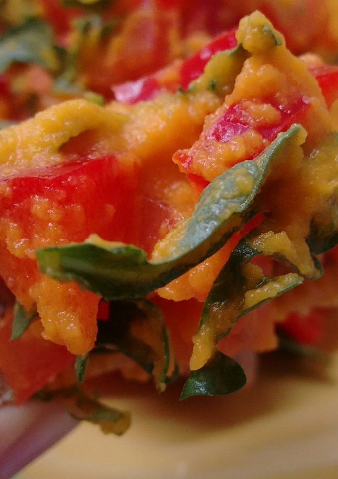 Una foto de Ensalada de tomate, pimiento rojo, rúcula con mayonesa de zanahoria y Agua de Mar
