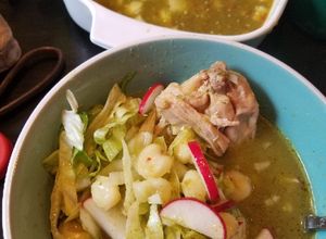 Una foto de Pozole verde de pollo (fácil y delicioso)