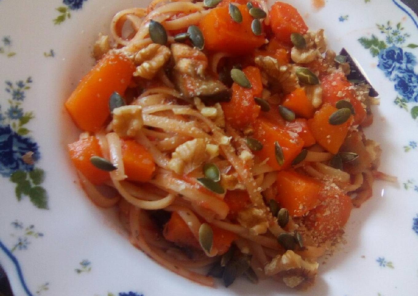 Tallarines con verduras y frutos secos