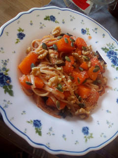 Una foto de Tallarines con verduras y frutos secos