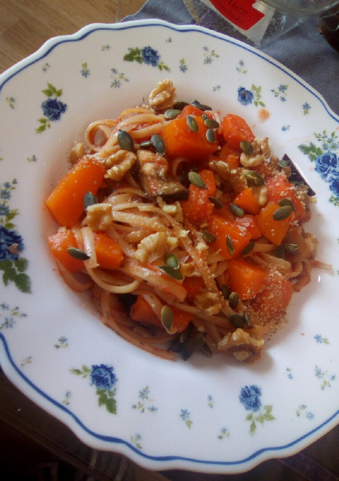 Una foto de Tallarines con verduras y frutos secos