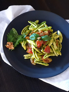 Foto di Strascinati con pesto di rucola e pomodori freschi