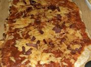 Una foto de pizza con levadura fresca
