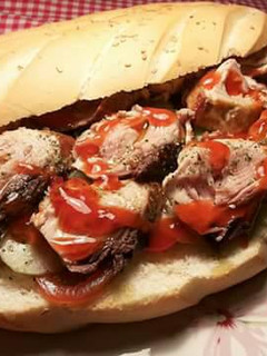 Una foto de Súper bocata de solomillo de bonito, alas aromas de sales aromáticas