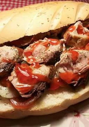 Una foto de Súper bocata de solomillo de bonito, alas aromas de sales aromáticas