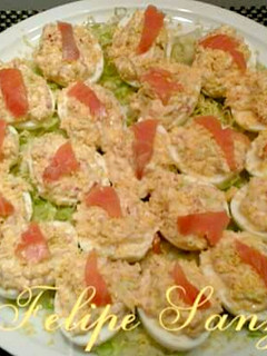 Una foto de Huevos rellenos de salmón