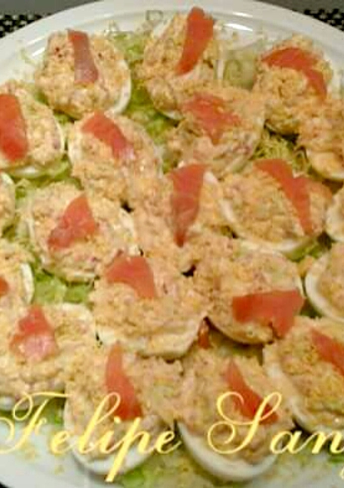 Una foto de Huevos rellenos de salmón