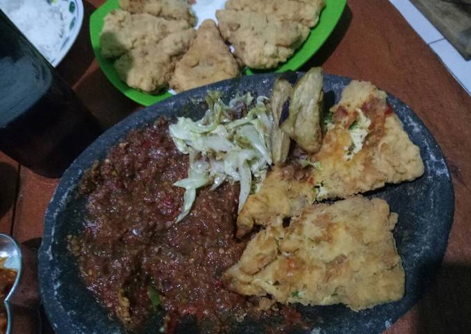 Bagaimana Menyiapkan Telur geprek kulit krispi + sambel kol dan terong goreng Anti Gagal