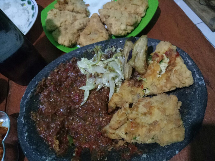 Bagaimana Menyiapkan Telur geprek kulit krispi + sambel kol dan terong goreng Anti Gagal