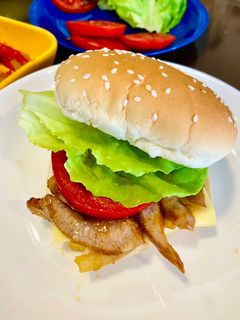 Hình của món Burger nạc nọng 🐷 sốt teriyaki.