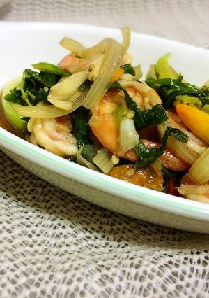 Hình của món Pad Ka-Prao kung (tôm xào hương nhu).