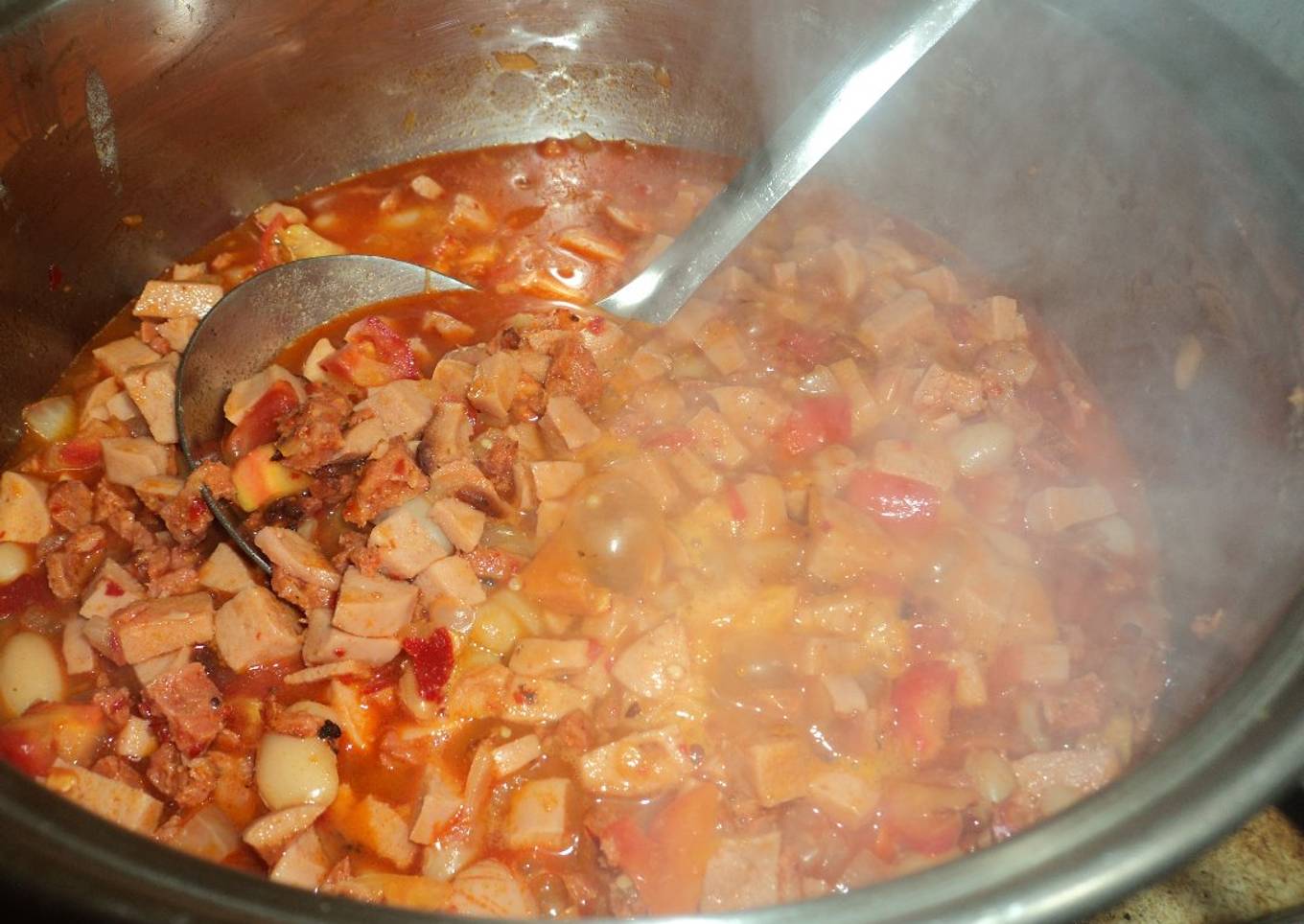 Frijolitos puercos con salchicha y salsa maga