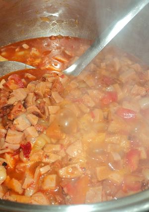 Una foto de Frijolitos puercos con salchicha y salsa maga