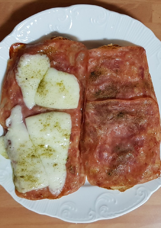 Una foto de Llescas de chopped y queso al horno