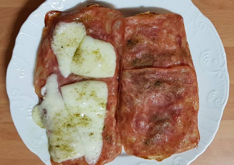 Llescas de chopped y queso al horno