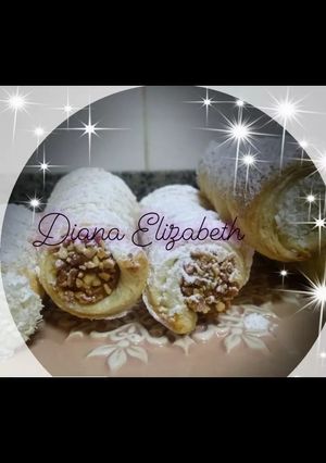 Una foto de Cañoncitos de hojaldre con dulce de leche y pastelera 👩🏼‍🍳