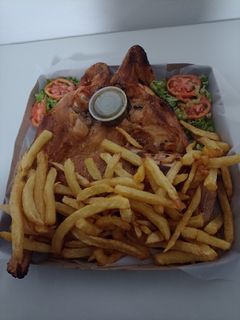 Una foto de Pollo al horno con chimi y fritas