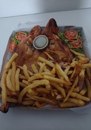 Una foto de Pollo al horno con chimi y fritas
