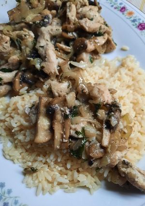 Una foto de Pollo al champiñón