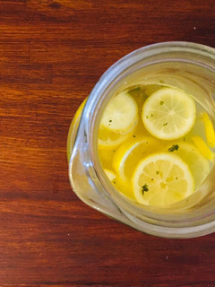 Una foto de 🍋 Limonada con 🌱 menta y 🍯