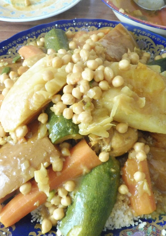 Una foto de Cous Cous pollo con verduras