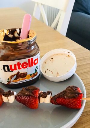 Una foto de Brochetas de fresas y Nutella🍓