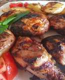 Muslos de pollo y papas asadas