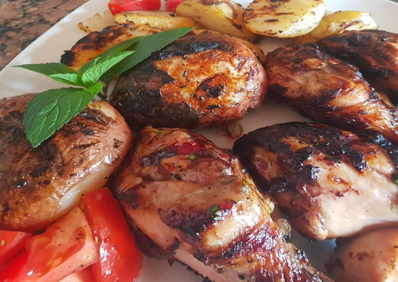 Muslos de pollo y papas asadas