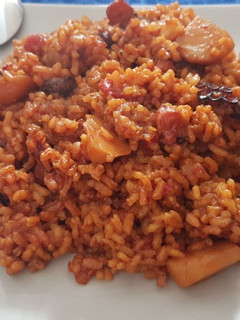 Una foto de Arroz de pulpo con patatas