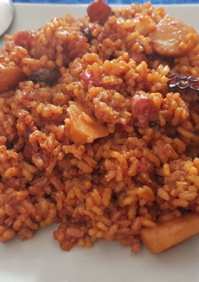 Una foto de Arroz de pulpo con patatas